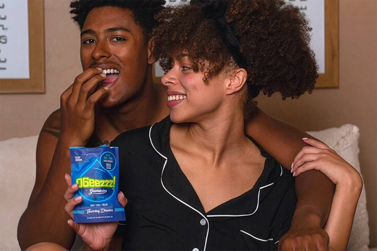 Ogeez-THC-gummies-review Couple enjoying THC gummies by Ogeez!.